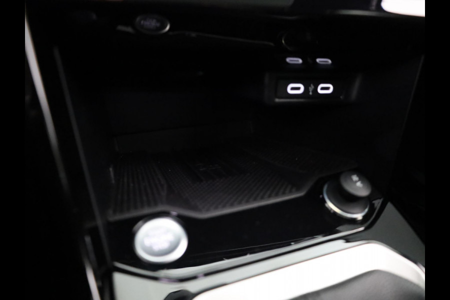 Volkswagen T-Roc 1.5 TSI R-Line 150 pk Automaat (DSG) | Verlengde garantie | Navigatie | Panoramadak | Trekhaak (afneembaar) | Parkeersensoren (Park assist) | Achteruitrijcamera | Black Style pakket | R-Line |