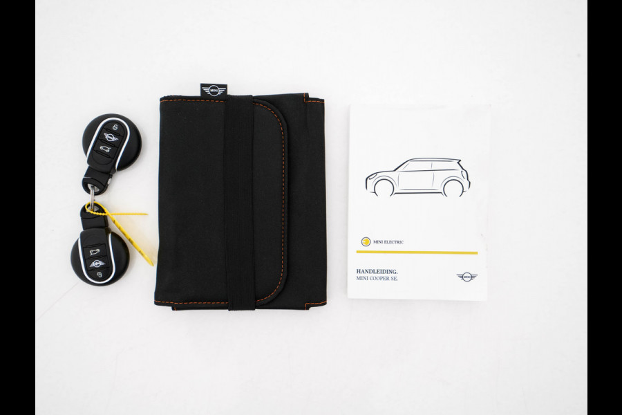 MINI Electric MINI Yours 33 kWh [3-Fase-11kW] {SoH-96%} (INCL-BTW) Aut. *HEATPUMP | LEATHER-ALCANTARA | FULL-LED | NAVI-FULLMAP | SPORTSEATS | AMBIENTLIGHT | DIGI-COCKPIT | DAB+ | ECC | PDC | CRUISE | 16''ALU*