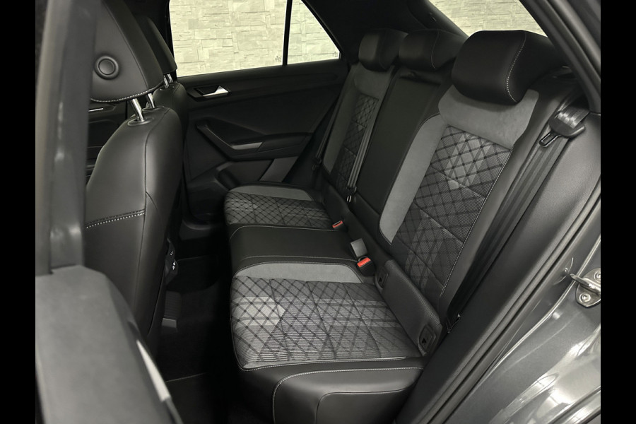 Volkswagen T-Roc 1.5 TSI R-Line | Panorama | IQ-Light | ACC | Black-Line | Keyless-Entry | 19 inch | Carplay | Stuurverwarming | Dodehoek | Virtual-Cockpit | Stoelverwarming | Leder Dashboard | Climate Control | Autom. Parkeren | Autom. Achterklep | Draadloos Laden |