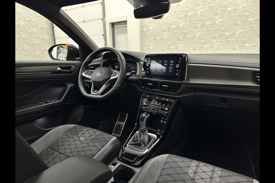 Volkswagen T-Roc 1.5 TSI R-Line | Panorama | IQ-Light | ACC | Black-Line | Keyless-Entry | 19 inch | Carplay | Stuurverwarming | Dodehoek | Virtual-Cockpit | Stoelverwarming | Leder Dashboard | Climate Control | Autom. Parkeren | Autom. Achterklep | Draadloos Laden |