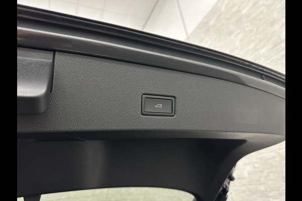 Volkswagen T-Roc 1.5 TSI R-Line | Panorama | IQ-Light | ACC | Black-Line | Keyless-Entry | 19 inch | Carplay | Stuurverwarming | Dodehoek | Virtual-Cockpit | Stoelverwarming | Leder Dashboard | Climate Control | Autom. Parkeren | Autom. Achterklep | Draadloos Laden |