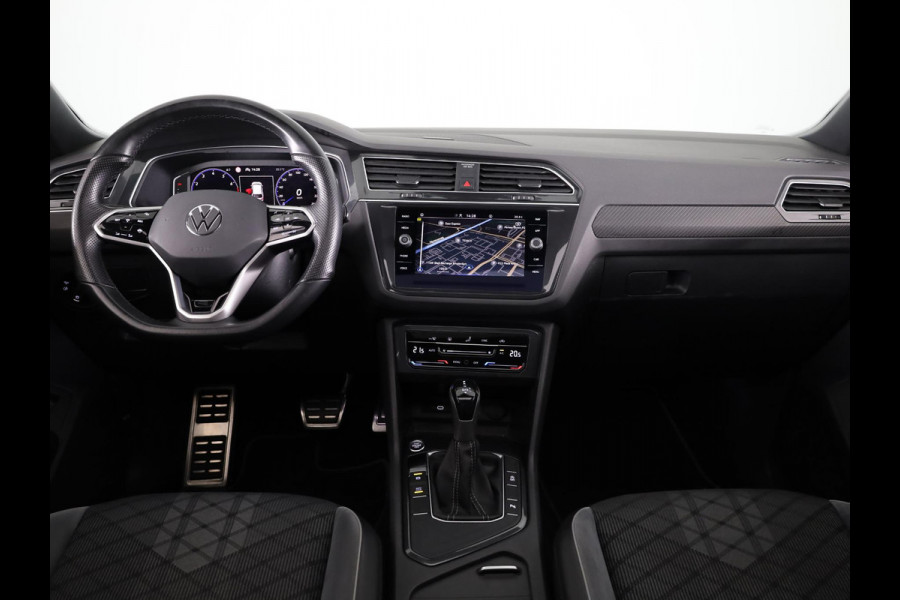 Volkswagen Tiguan 1.5 TSI R-Line Business+ 150pk Automaat (DSG) | Navigatie | Panoramadak | Trekhaak (Zwenkbaar) | Parkeersensoren (Park assist) | Achteruitrijcamera | Achterklep Electrise | Black optie pakket |
