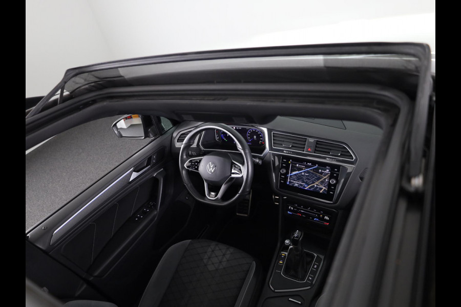 Volkswagen Tiguan 1.5 TSI R-Line Business+ 150pk Automaat (DSG) | Navigatie | Panoramadak | Trekhaak (Zwenkbaar) | Parkeersensoren (Park assist) | Achteruitrijcamera | Achterklep Electrise | Black optie pakket |