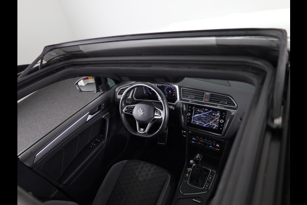 Volkswagen Tiguan 1.5 TSI R-Line Business+ 150pk Automaat (DSG) | Navigatie | Panoramadak | Trekhaak (Zwenkbaar) | Parkeersensoren (Park assist) | Achteruitrijcamera | Achterklep Electrise | Black optie pakket |