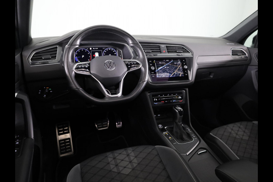 Volkswagen Tiguan 1.5 TSI R-Line Business+ 150pk Automaat (DSG) | Navigatie | Panoramadak | Trekhaak (Zwenkbaar) | Parkeersensoren (Park assist) | Achteruitrijcamera | Achterklep Electrise | Black optie pakket |