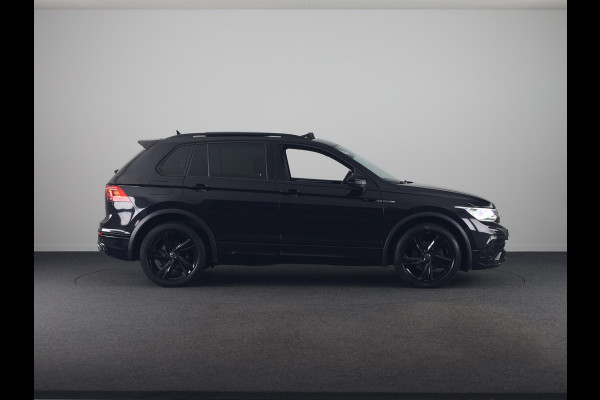 Volkswagen Tiguan 1.5 TSI R-Line Business+ 150pk Automaat (DSG) | Navigatie | Panoramadak | Trekhaak (Zwenkbaar) | Parkeersensoren (Park assist) | Achteruitrijcamera | Achterklep Electrise | Black optie pakket |