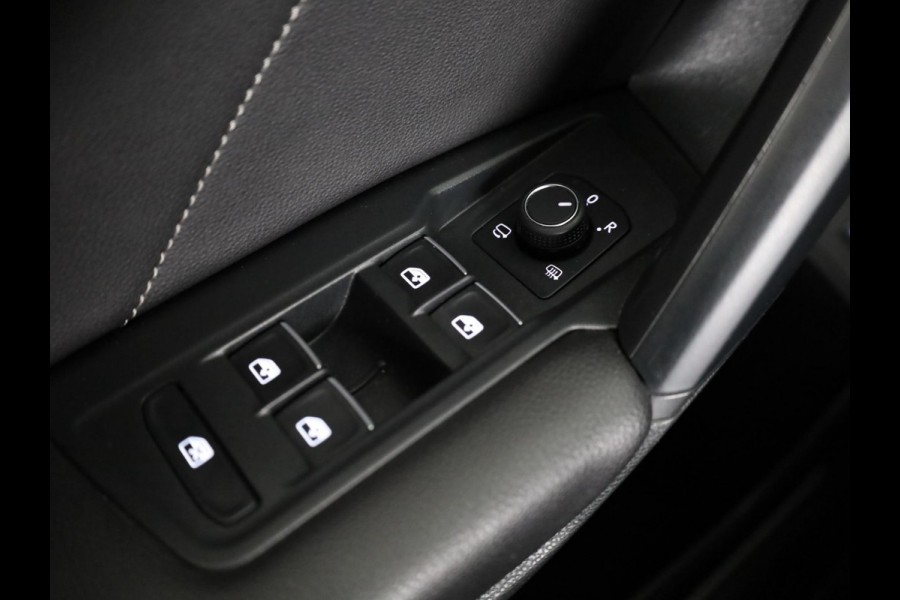 Volkswagen Tiguan 1.5 TSI R-Line Business+ 150pk Automaat (DSG) | Navigatie | Panoramadak | Trekhaak (Zwenkbaar) | Parkeersensoren (Park assist) | Achteruitrijcamera | Achterklep Electrise | Black optie pakket |