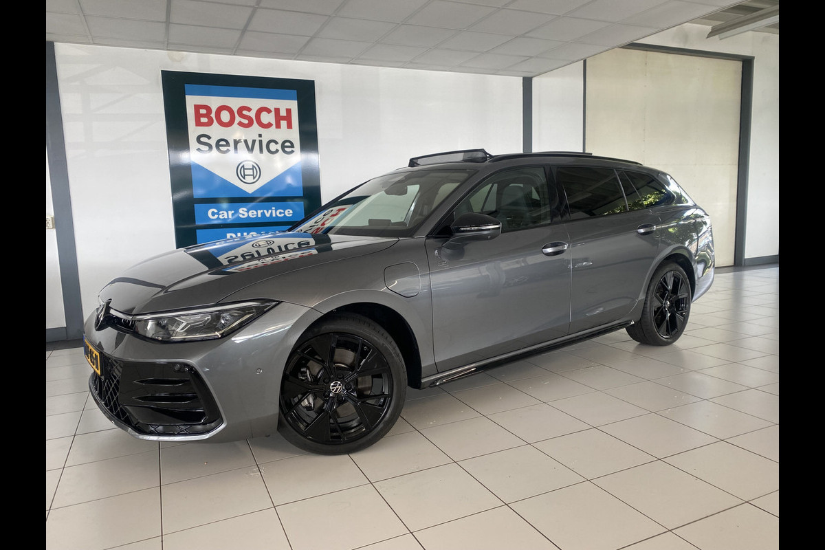 Volkswagen Passat Variant 1.5 eHybrid R-Line Edition 272 PK Black edition Panoramadak /Trekhaak /Carplay / Stoelverwarming/ koeling /Harman kardon