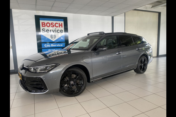 Volkswagen Passat Variant 1.5 eHybrid R-Line Edition 272 PK Black edition Panoramadak /Trekhaak /Carplay / Stoelverwarming/ koeling /Harman kardon