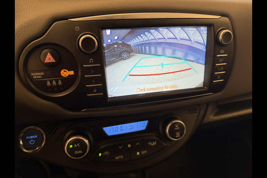 Toyota Yaris 1.5 HYBRID BLACK & WHITE GARANTIE TOT 2030! CLIMAT CONTROLL. ACHTERUITRIJ CAMERA . SLECHTS 58.000 KM GEREDEN!