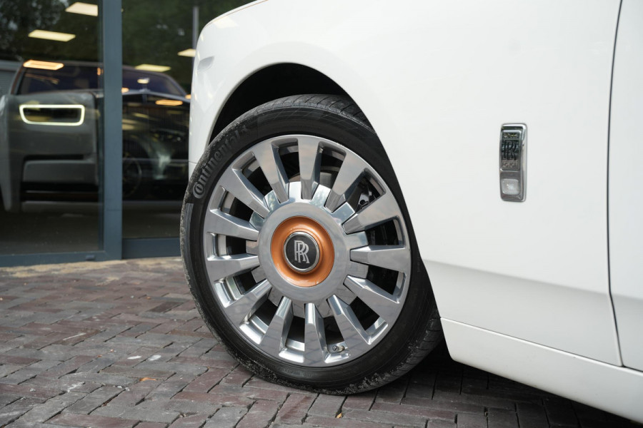 Rolls-Royce Phantom 6.7 V12 Starlight Headliner Rear Theatre Individual Rear Seats 22-Inch Polished Wheels