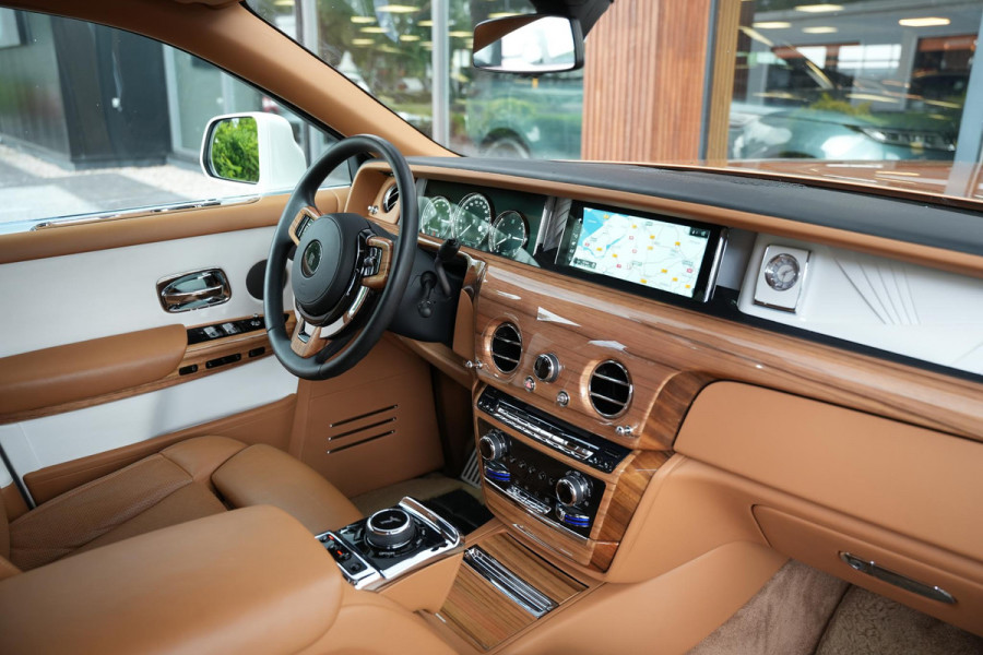 Rolls-Royce Phantom 6.7 V12 Starlight Headliner Rear Theatre Individual Rear Seats 22-Inch Polished Wheels