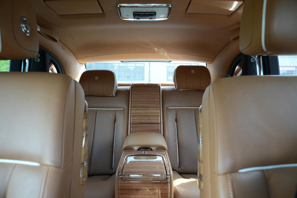 Rolls-Royce Phantom 6.7 V12 Starlight Headliner Rear Theatre Individual Rear Seats 22-Inch Polished Wheels