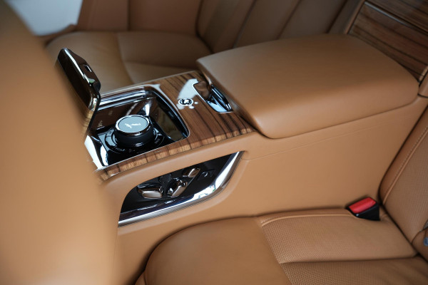 Rolls-Royce Phantom 6.7 V12 Starlight Headliner Rear Theatre Individual Rear Seats 22-Inch Polished Wheels