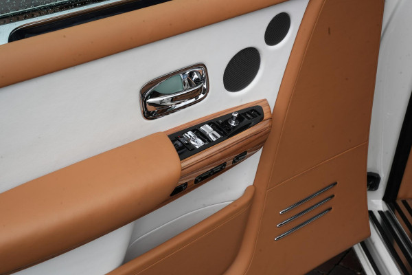 Rolls-Royce Phantom 6.7 V12 Starlight Headliner Rear Theatre Individual Rear Seats 22-Inch Polished Wheels
