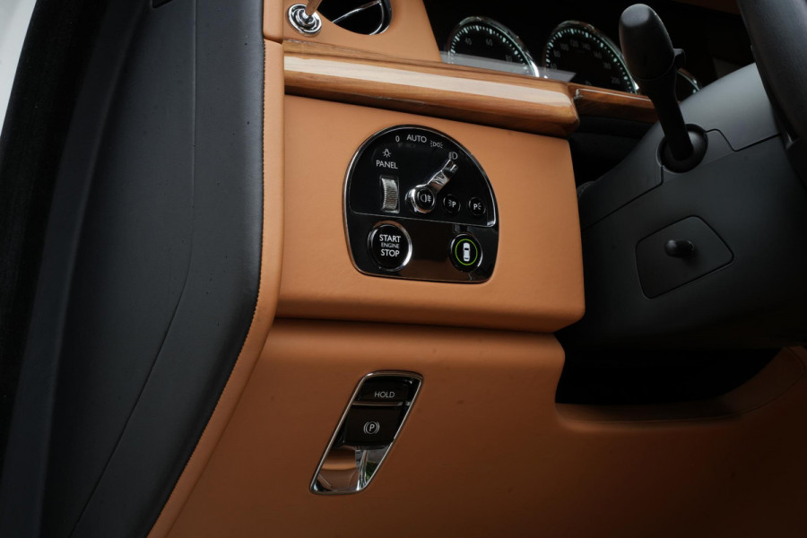 Rolls-Royce Phantom 6.7 V12 Starlight Headliner Rear Theatre Individual Rear Seats 22-Inch Polished Wheels
