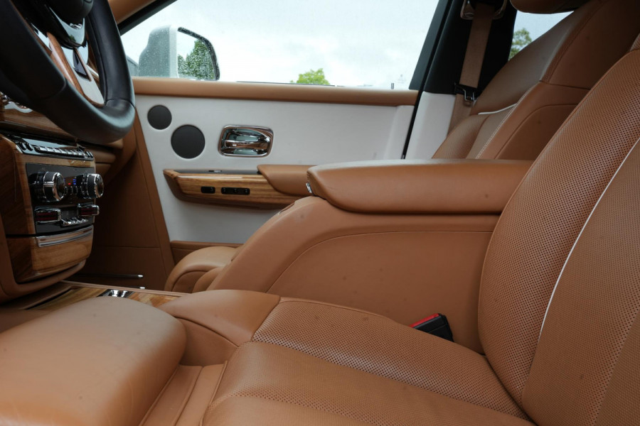 Rolls-Royce Phantom 6.7 V12 Starlight Headliner Rear Theatre Individual Rear Seats 22-Inch Polished Wheels