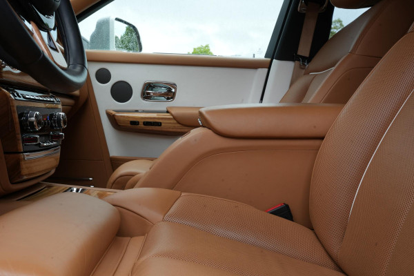 Rolls-Royce Phantom 6.7 V12 Starlight Headliner Rear Theatre Individual Rear Seats 22-Inch Polished Wheels