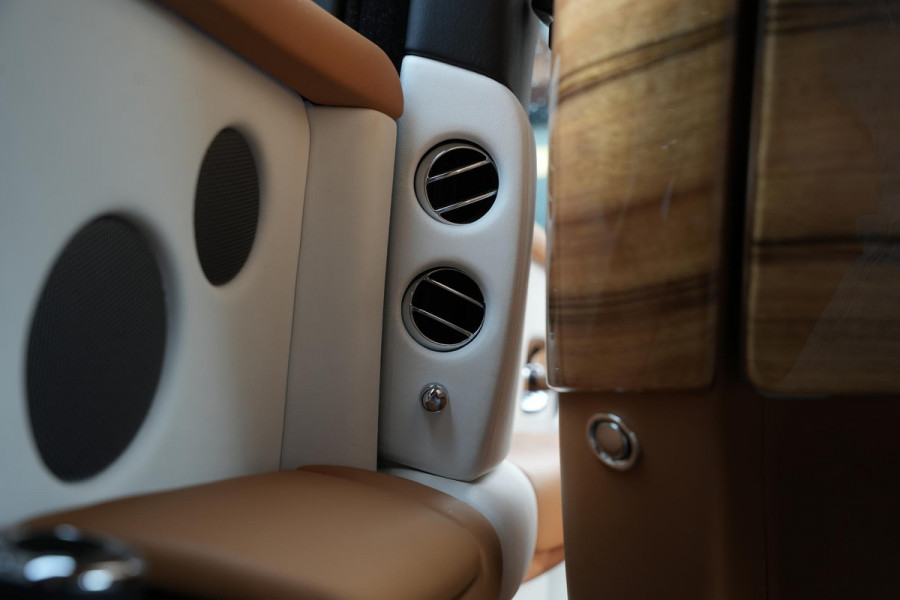 Rolls-Royce Phantom 6.7 V12 Starlight Headliner Rear Theatre Individual Rear Seats 22-Inch Polished Wheels