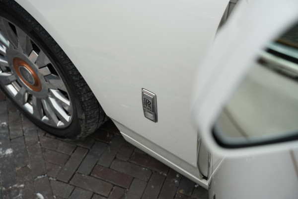 Rolls-Royce Phantom 6.7 V12 Starlight Headliner Rear Theatre Individual Rear Seats 22-Inch Polished Wheels