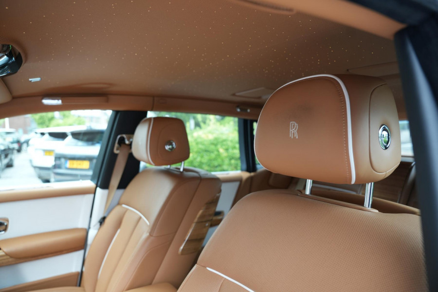 Rolls-Royce Phantom 6.7 V12 Starlight Headliner Rear Theatre Individual Rear Seats 22-Inch Polished Wheels