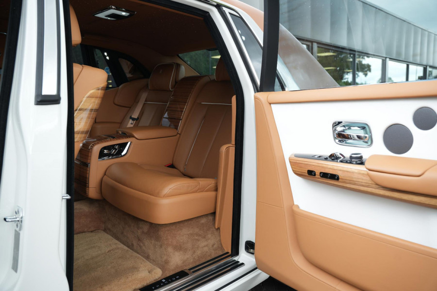 Rolls-Royce Phantom 6.7 V12 Starlight Headliner Rear Theatre Individual Rear Seats 22-Inch Polished Wheels