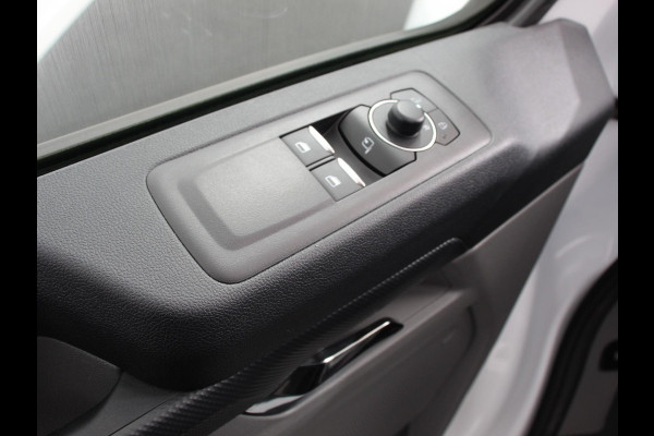 Ford E-Transit Custom 340 L2H1 Limited 65 kWh 8 persoons Adaptieve cruise control Airco Lichtmetalen Velgen Extra getint glas Camera Navigatie Apple Carplay/ Android Auto