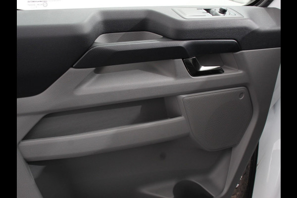 Ford E-Transit Custom 340 L2H1 Limited 65 kWh 8 persoons Adaptieve cruise control Airco Lichtmetalen Velgen Extra getint glas Camera Navigatie Apple Carplay/ Android Auto