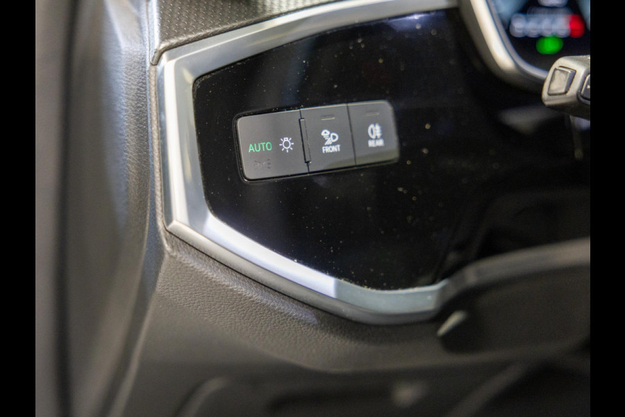 Audi Q3 Sportback 45 TFSI e S-Line Edition / 245pk / NAP / Achteruitrij camera / Trekhaak / Dodehoek herkenning /