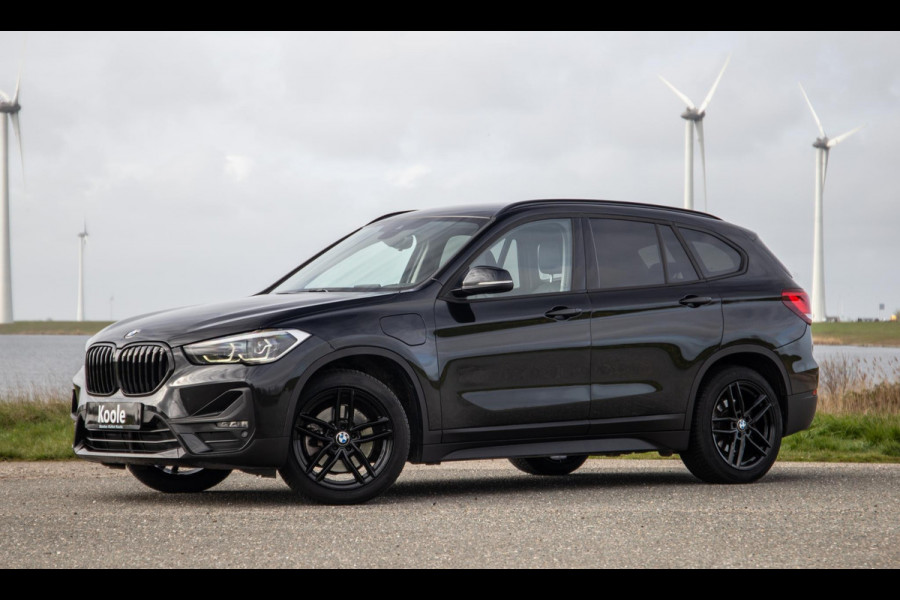 BMW X1 xDrive25e Executive BLACK LINE / CAMERA / CARPLAY / HEAD UP DISPLAY / LEDER / LED / CRUISE CONTROLE / STOELVERWARMING