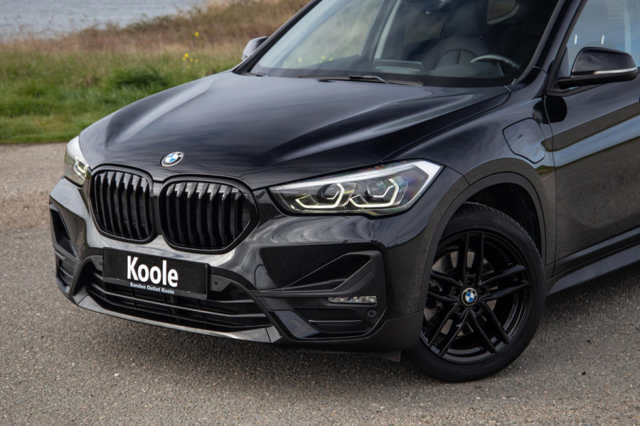 BMW X1 xDrive25e Executive BLACK LINE / CAMERA / CARPLAY / HEAD UP DISPLAY / LEDER / LED / CRUISE CONTROLE / STOELVERWARMING