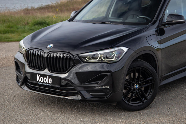 BMW X1 xDrive25e Executive BLACK LINE / CAMERA / CARPLAY / HEAD UP DISPLAY / LEDER / LED / CRUISE CONTROLE / STOELVERWARMING