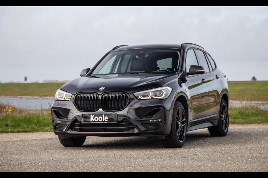 BMW X1 xDrive25e Executive BLACK LINE / CAMERA / CARPLAY / HEAD UP DISPLAY / LEDER / LED / CRUISE CONTROLE / STOELVERWARMING