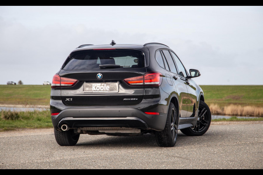 BMW X1 xDrive25e Executive BLACK LINE / CAMERA / CARPLAY / HEAD UP DISPLAY / LEDER / LED / CRUISE CONTROLE / STOELVERWARMING