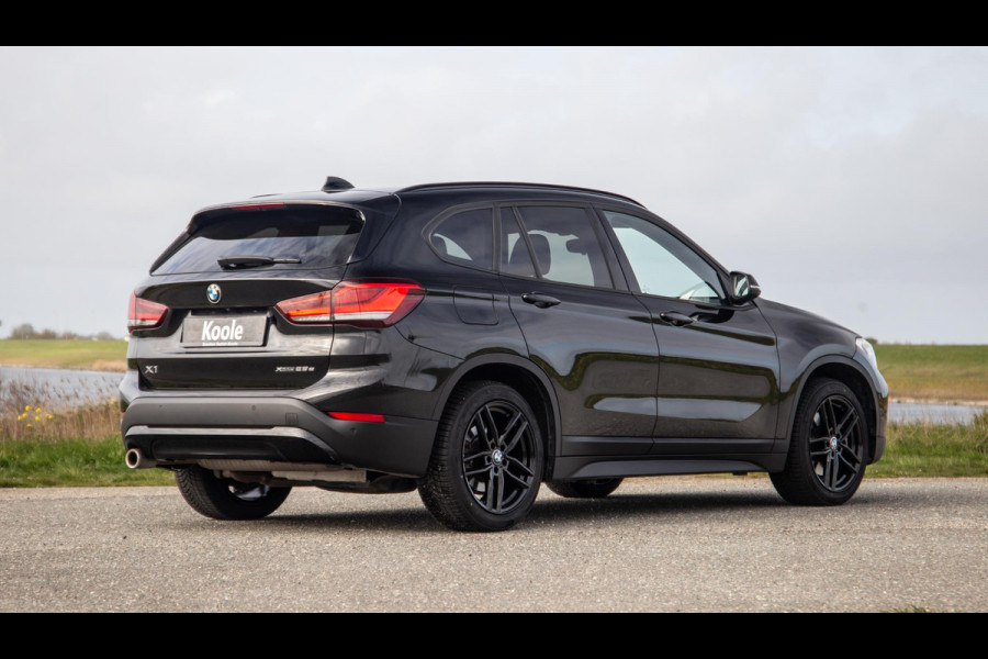 BMW X1 xDrive25e Executive BLACK LINE / CAMERA / CARPLAY / HEAD UP DISPLAY / LEDER / LED / CRUISE CONTROLE / STOELVERWARMING