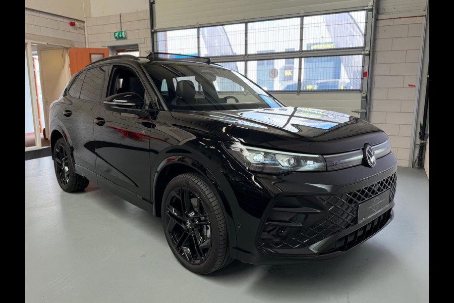Volkswagen Tiguan 1.5 eHybrid R-Line Edition, Panoramadak, HUD, Massage Stoelen, Trekhaak, 360 Camera