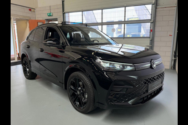 Volkswagen Tiguan 1.5 eHybrid R-Line Edition, Panoramadak, HUD, Massage Stoelen, Trekhaak, 360 Camera