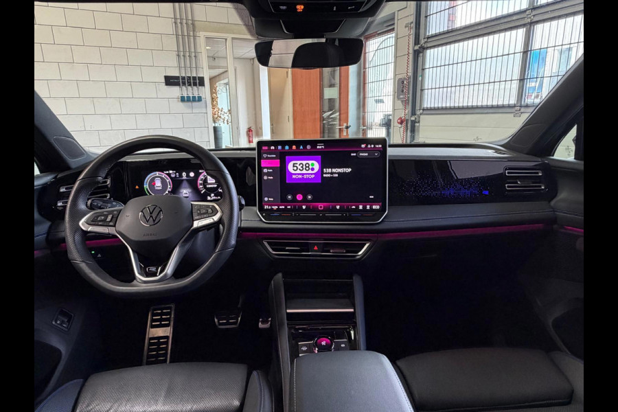 Volkswagen Tiguan 1.5 eHybrid R-Line Edition, Panoramadak, HUD, Massage Stoelen, Trekhaak, 360 Camera