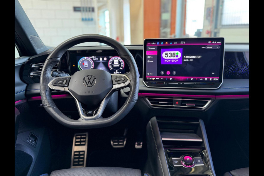 Volkswagen Tiguan 1.5 eHybrid R-Line Edition, Panoramadak, HUD, Massage Stoelen, Trekhaak, 360 Camera