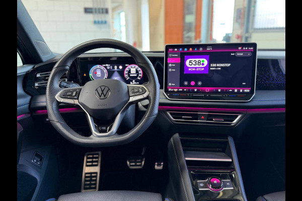 Volkswagen Tiguan 1.5 eHybrid R-Line Edition, Panoramadak, HUD, Massage Stoelen, Trekhaak, 360 Camera