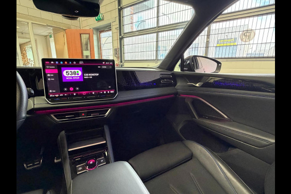 Volkswagen Tiguan 1.5 eHybrid R-Line Edition, Panoramadak, HUD, Massage Stoelen, Trekhaak, 360 Camera