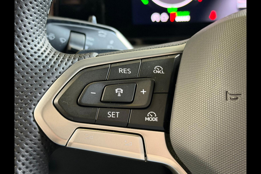 Volkswagen Tiguan 1.5 eHybrid R-Line Edition, Panoramadak, HUD, Massage Stoelen, Trekhaak, 360 Camera