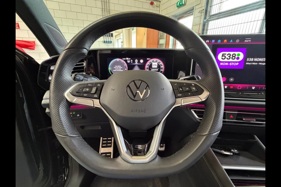 Volkswagen Tiguan 1.5 eHybrid R-Line Edition, Panoramadak, HUD, Massage Stoelen, Trekhaak, 360 Camera