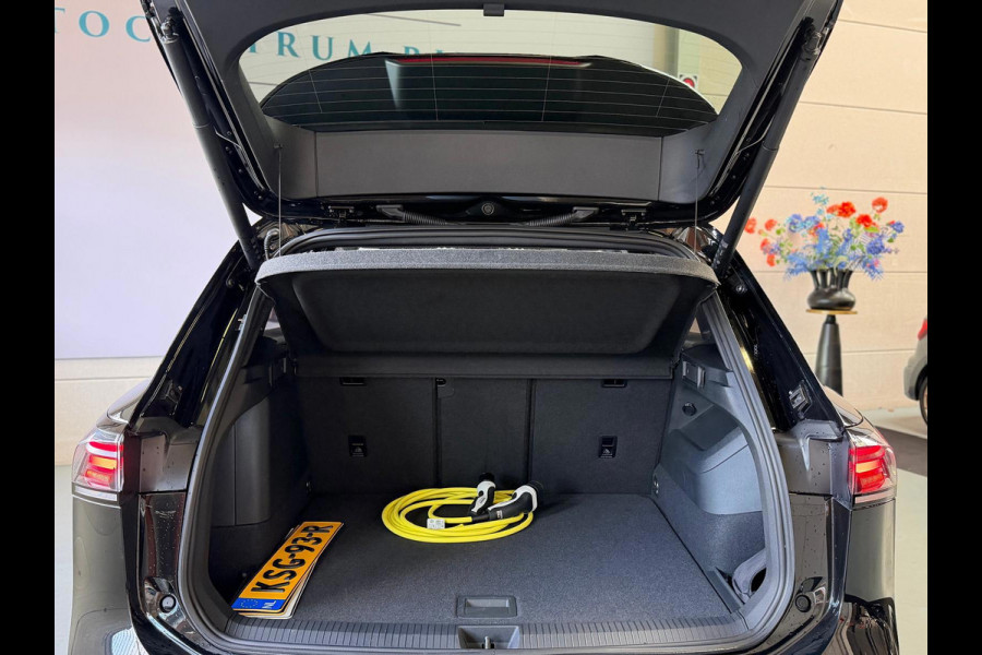 Volkswagen Tiguan 1.5 eHybrid R-Line Edition, Panoramadak, HUD, Massage Stoelen, Trekhaak, 360 Camera