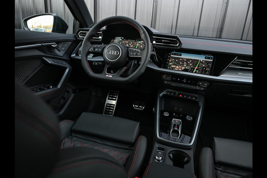Audi A3 Sportback 45 TFSI e S edition Competition | Panoramadak | 5 jr Garantie | HUD | Sonos Sound | Camera | Ambiance interieur | Active Cruise | S-Seats + Memory | Stoelverwarming | Keyless |