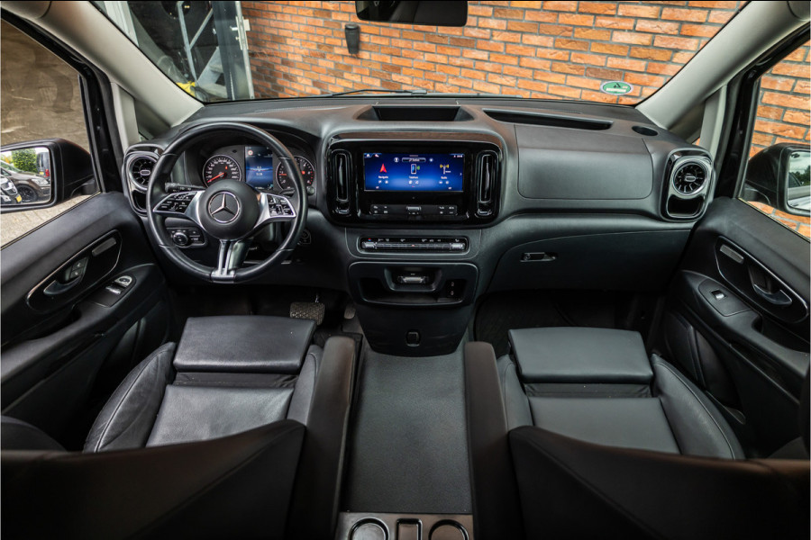 Mercedes-Benz Vito 119 CDI DC L3 XL | AMG | L+R Schuifdeur | Dubbel cabine | Navigatie | CarPlay | Camera | Lederen bekleding | Stoelverwarming | 2500 kg trekgewicht | Trekhaak | Multibeam Led | PDC V+A