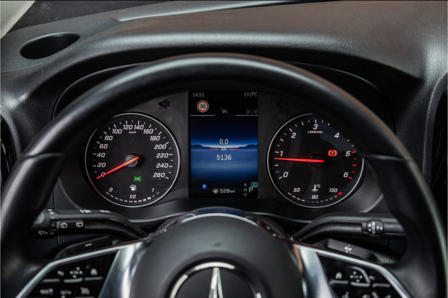 Mercedes-Benz Vito 119 CDI DC L3 XL | AMG | L+R Schuifdeur | Dubbel cabine | Navigatie | CarPlay | Camera | Lederen bekleding | Stoelverwarming | 2500 kg trekgewicht | Trekhaak | Multibeam Led | PDC V+A
