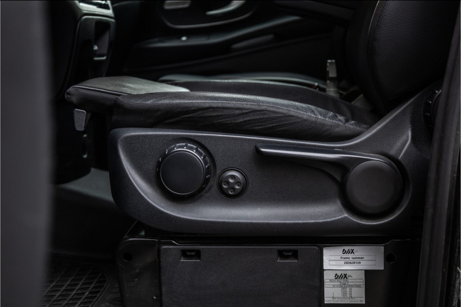 Mercedes-Benz Vito 119 CDI DC L3 XL | AMG | L+R Schuifdeur | Dubbel cabine | Navigatie | CarPlay | Camera | Lederen bekleding | Stoelverwarming | 2500 kg trekgewicht | Trekhaak | Multibeam Led | PDC V+A