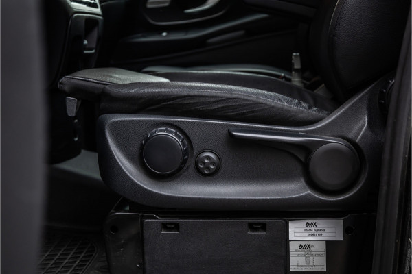 Mercedes-Benz Vito 119 CDI DC L3 XL | AMG | L+R Schuifdeur | Dubbel cabine | Navigatie | CarPlay | Camera | Lederen bekleding | Stoelverwarming | 2500 kg trekgewicht | Trekhaak | Multibeam Led | PDC V+A