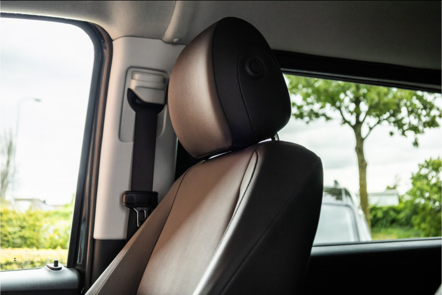 Mercedes-Benz Vito 119 CDI DC L3 XL | AMG | L+R Schuifdeur | Dubbel cabine | Navigatie | CarPlay | Camera | Lederen bekleding | Stoelverwarming | 2500 kg trekgewicht | Trekhaak | Multibeam Led | PDC V+A
